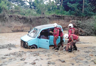 Boy feared drowned after car swept away in K'gau
